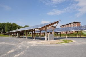 Opwek van zonne-energie met zonnepanelen boven parkeerplaatsen